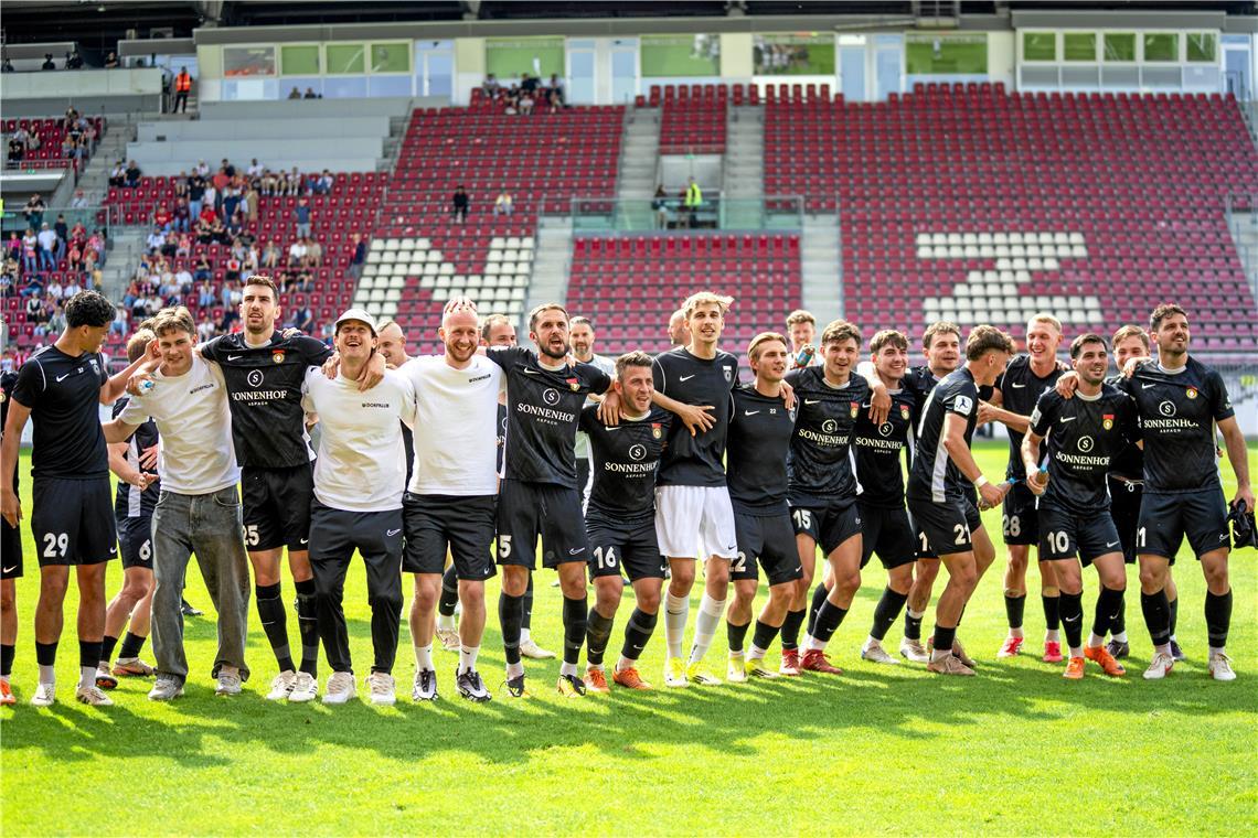 SG-Spieler feiern mit den Fans..
