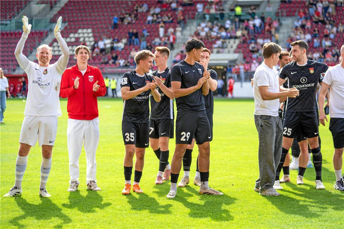SG-Spieler feiern mit den Fans..