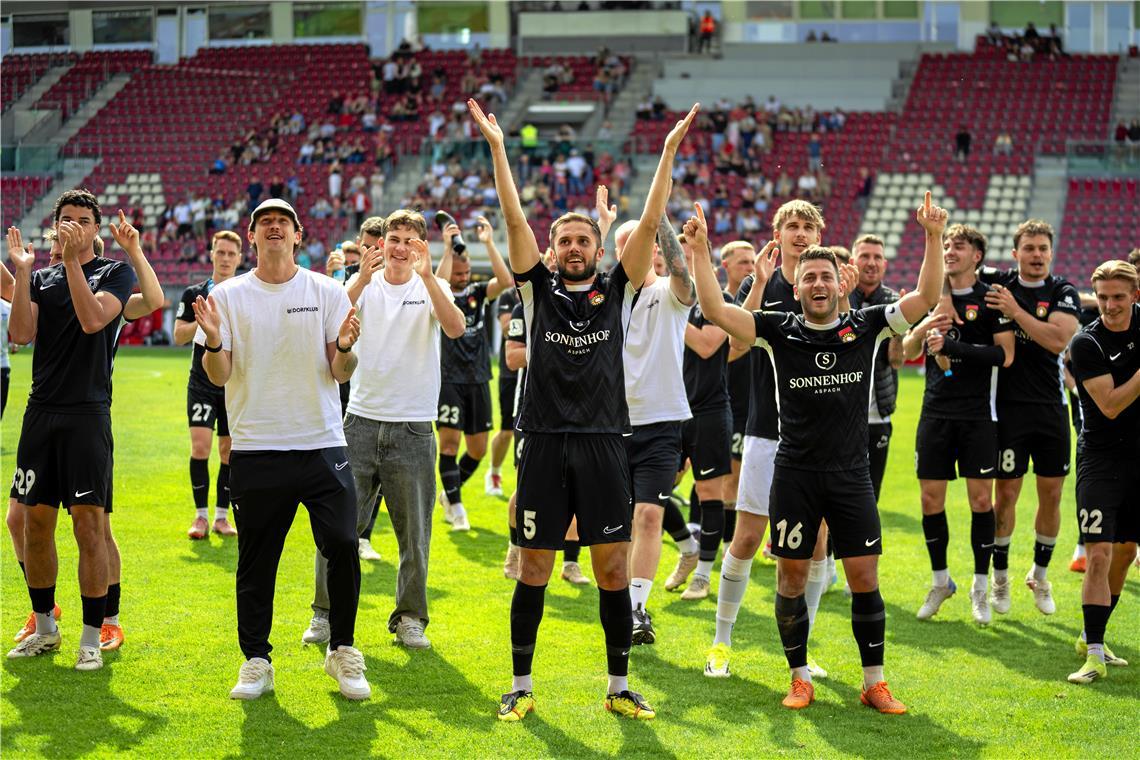 SG-Spieler feiern mit den Fans..