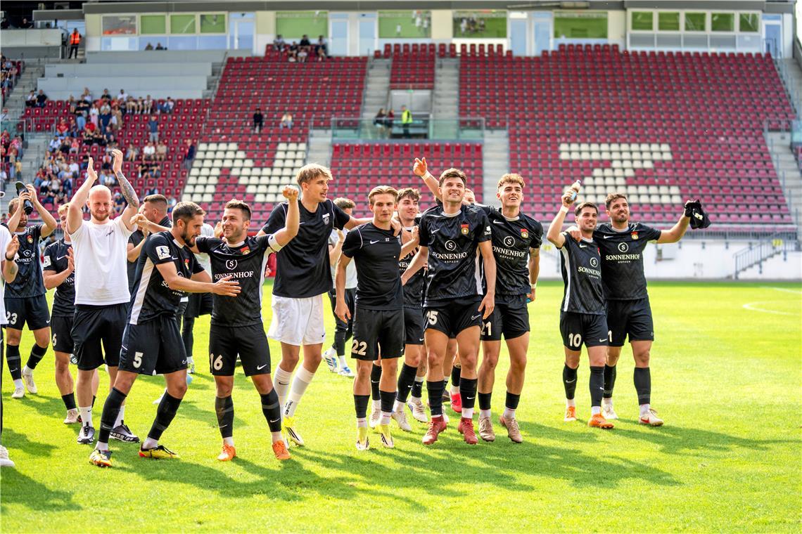 SG-Spieler feiern mit den Fans..