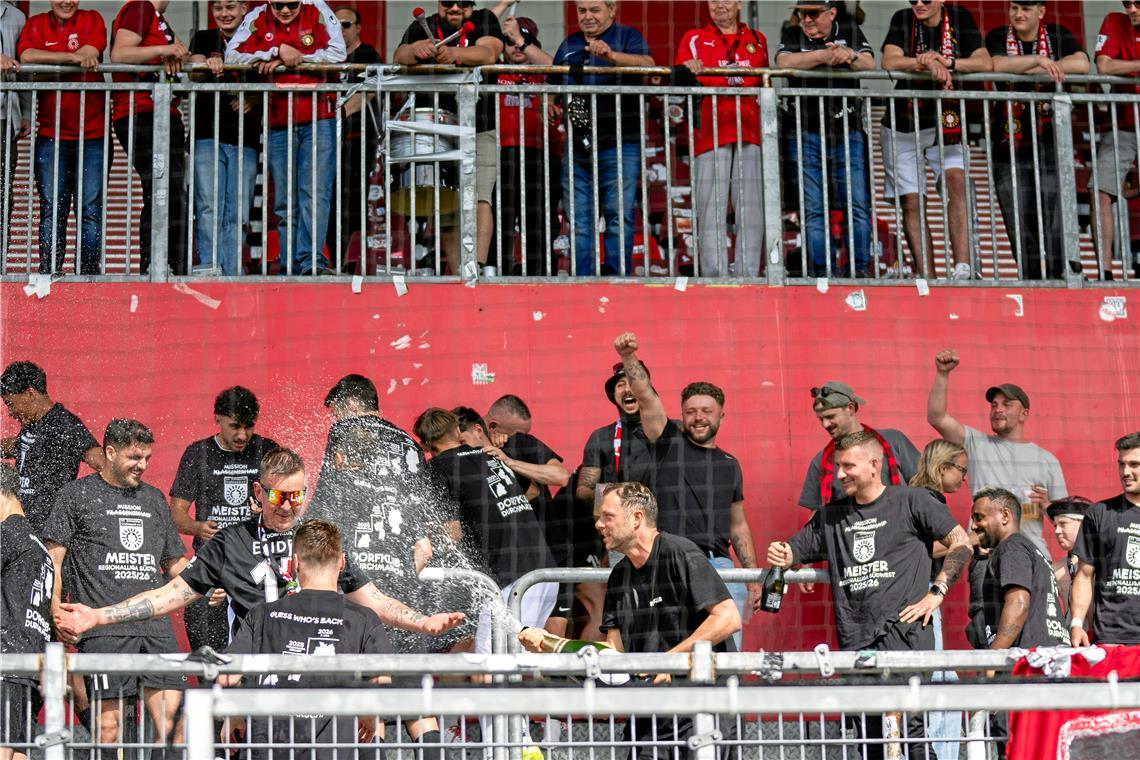 SG-Spieler jubeln über den Aufstieg in die 3. Liga, 