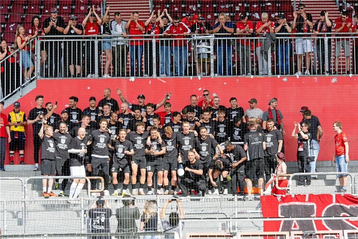 SG-Spieler jubeln über den Aufstieg in die 3. Liga, 