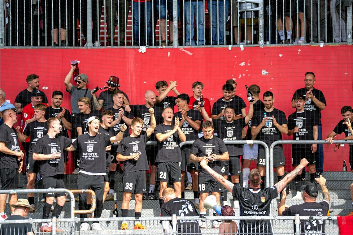 SG Spieler jubeln ueber den Aufstieg in die 3. Liga,  1. FSV Mainz 05 II vs. SG ...
