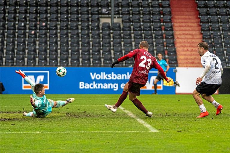 SG-Torjäger Fabian Eisele bleibt vor Münsters Torwart Morten Behrens eiskalt und schließt in der 83. Minute zum 3:2 für Großaspach ab.Foto: Philip Ziegler