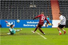 SG-Torjäger Fabian Eisele bleibt vor Münsters Torwart Morten Behrens eiskalt und schließt in der 83. Minute zum 3:2 für Großaspach ab.Foto: Philip Ziegler