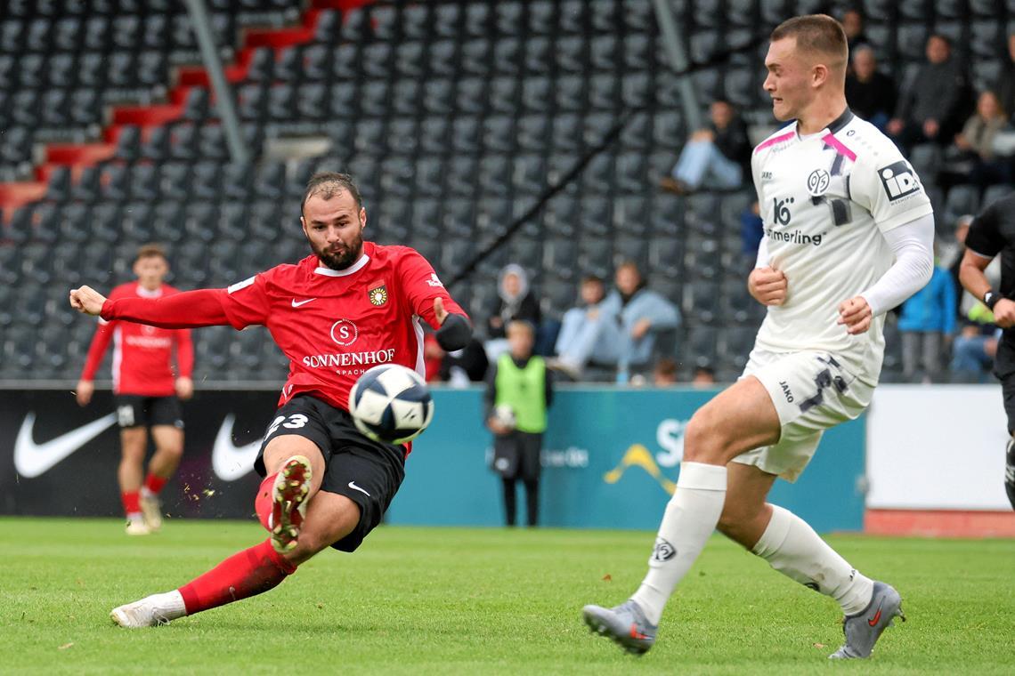 SG Sonnenhof Großaspach: Eine Stunde Überzahl, aber nur ein Punkt SG-Torjäger Fabian Eisele (links) hat das 1:1 selbst erzielt und das 2:2 vorbereitet. Foto: Alexander Becher