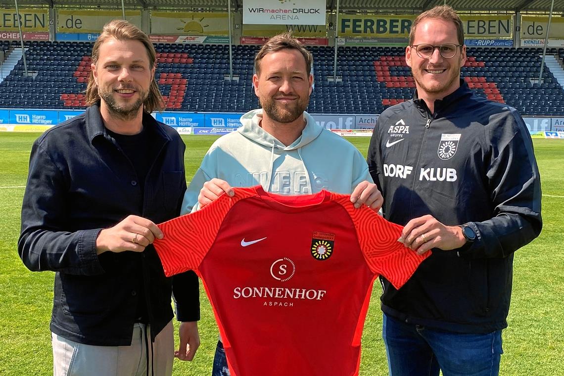 SG-Vorstand Michael Ferber, Julian Schieber und Sportchef Benedikt Röcker (von links) freuen sich auf die neue Saison. Foto: SG Sonnenhof Großaspach