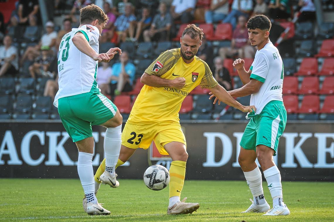 SG Sonnenhof Großaspach: Euphorie mitnehmen, Fehler analysieren SG-Zugang Fabian Eisele (Mitte) hat gegen Nöttingen mit zwei Toren die Wende eingeleitet. Foto: Alexander Becher