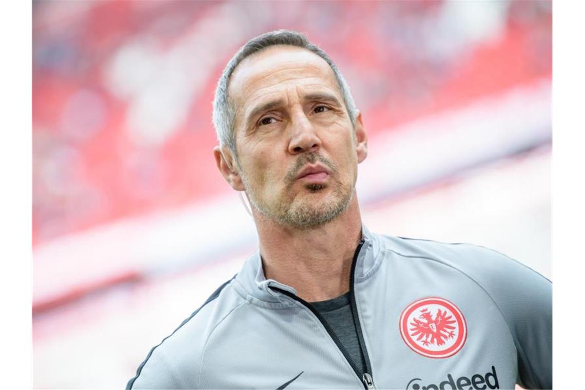 SGE-Trainer Adi Hütter freut sich über den glücklichen siebten Platz. Foto: Matthias Balk