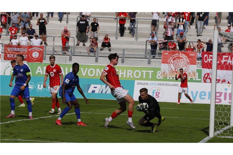 SGV-Keeper Benedikt Grawe hält den Ball fest – Freiberg nimmt auch die Hürde am Bieberer Berg.       
Foto: Imago/Hartenfelser