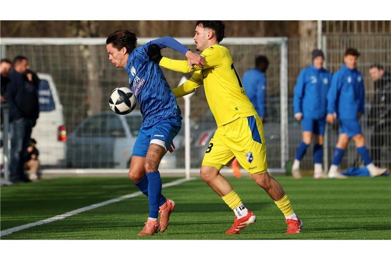 SGV-Neuzugang Minos Gouros (li.) gegen Bissingens Jona Lorch – Freiberg gewinnt standesgemäß.

Baumann