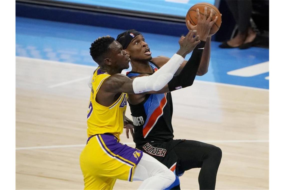 Shai Gilgeous-Alexander (r) von den Oklahoma City Thunder und Dennis Schröder von den Los Angeles Lakers in Aktion. Foto: Sue Ogrocki/AP/dpa