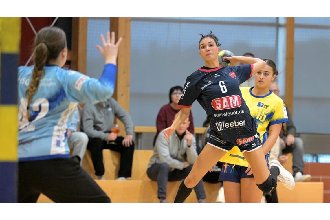 Shana Stäudle (am Ball) und die SG H2Ku Herrenberg müssen sich beim Tabellenletzten geschlagen geben.