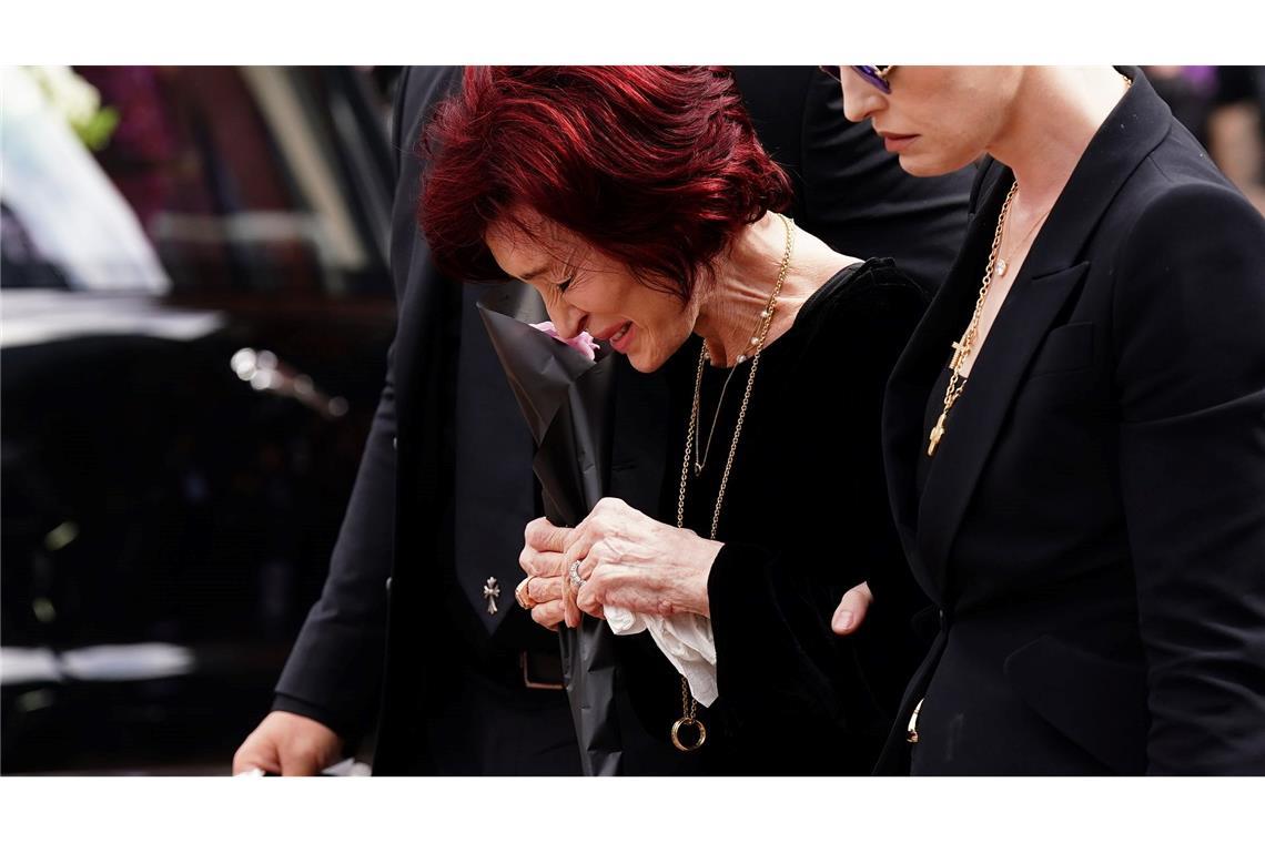 Tränen bei emotionaler Trauerfeier für Osbourne Sharon Osbourne (m.) legte Blumen an den Gedenkort.