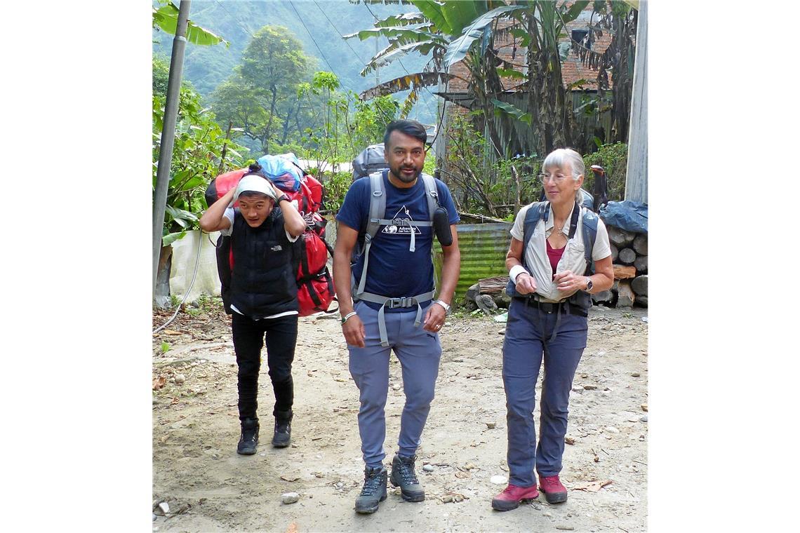 Backnangerin ist mit 66 auf Trekkingtour im Himalaja Sherpa Sarosch und Bergführer Indra (von links) haben die Backnangerinnen begleitet.