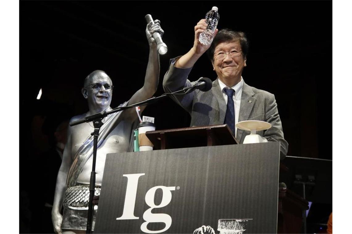 Wickelmaschinen und Wombat-Kacke: Ig-Nobelpreise verliehen Shigeru Watanabe aus Japan erhält den Ig-Nobelpreis in Chemie für die Schätzung des gesamten Speichelvolumens, welches ein durchschnittlicher Fünfjähriger pro Tag produziert. Foto: Elise Amendola/AP