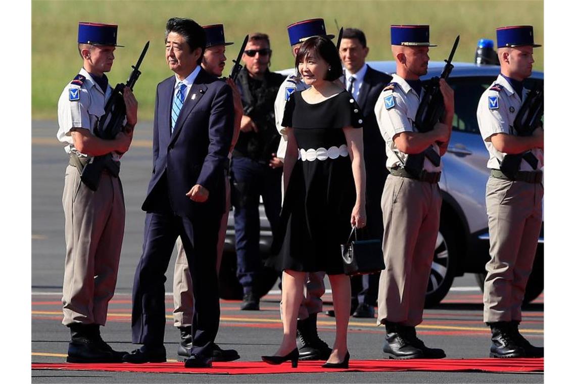 Shinzo Abe, Premierminister von Japan, und seine Frau Akie Abe bei der Ankunft in Biarritz. Foto: Peter Dejong/AP