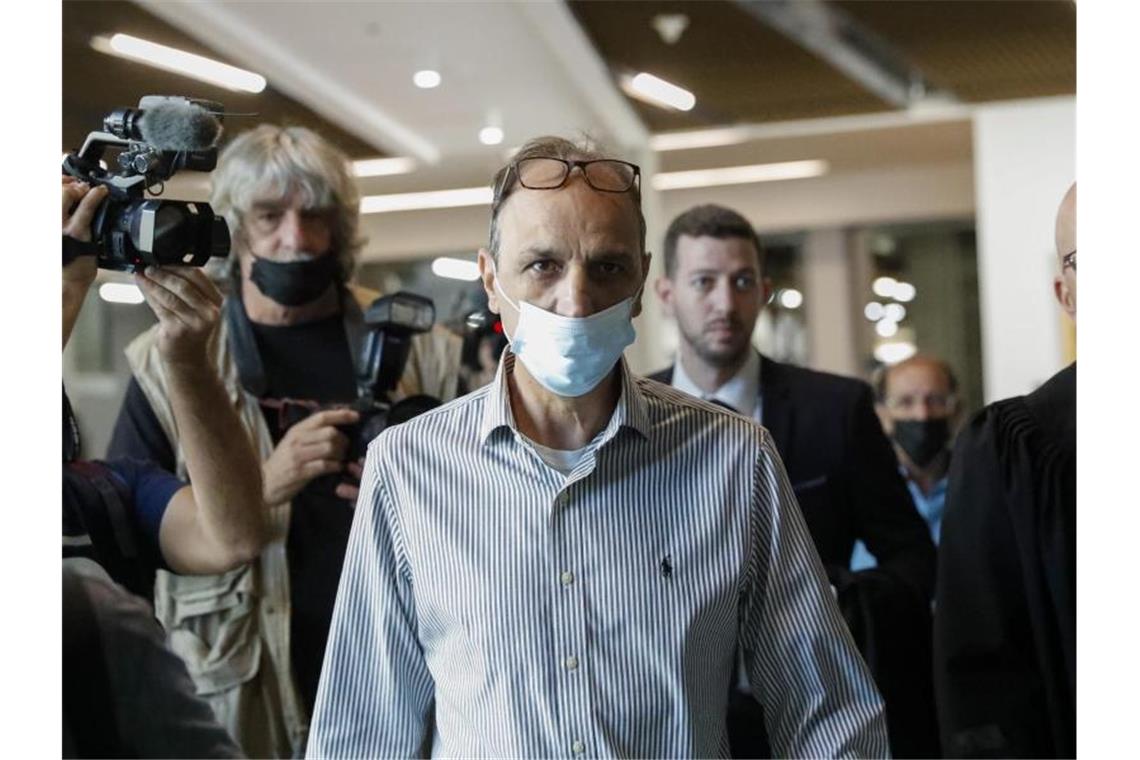 Fall Eitan: Gericht bestätigt Rückführung nach Italien Shmulik Peleg, Großvater von Eitan, Überlebender des Seilbahnunglücks vom Lago Maggiore, trifft im Gericht ein. Foto: Ariel Schalit/AP/dpa