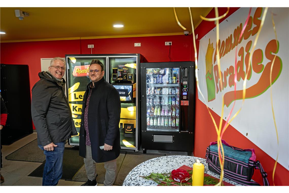 In Backnang gibt es Pommes aus dem Automaten Shopbetreiber Athanasios Kalaitzis (rechts) und Investor Gunnar Stuhlmann sind optimistisch, dass die Backnanger die Snackautomaten annehmen werden.