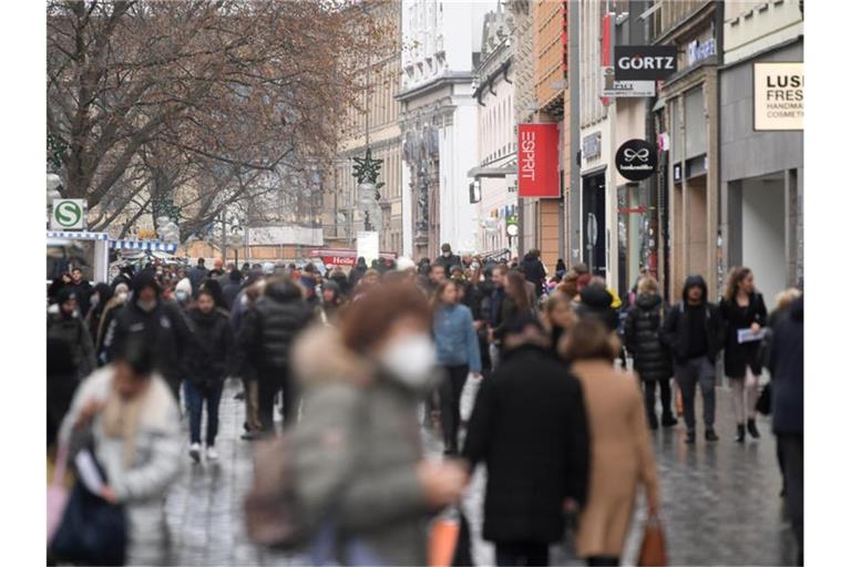 Shoppen in der Münchner Innenstadt. Foto: Felix Hörhager/dpa