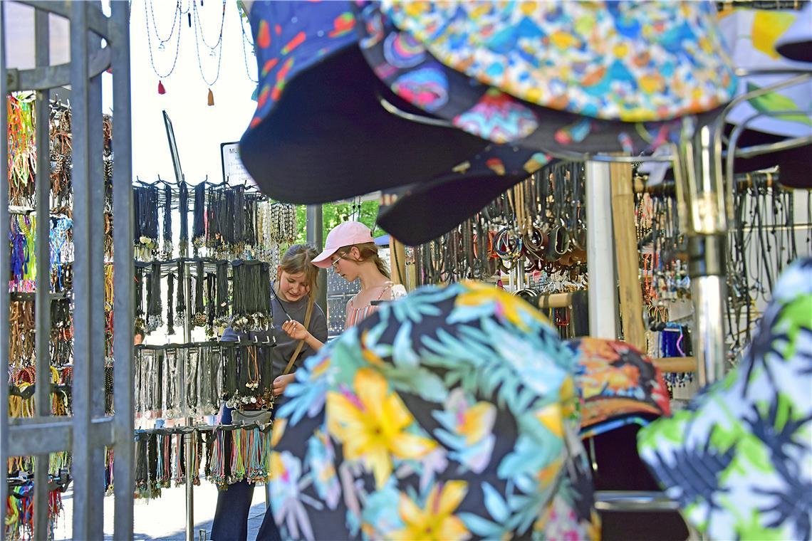 Shoppen nach Herzenslust. beim Straßenfest 2025  in Backnang.