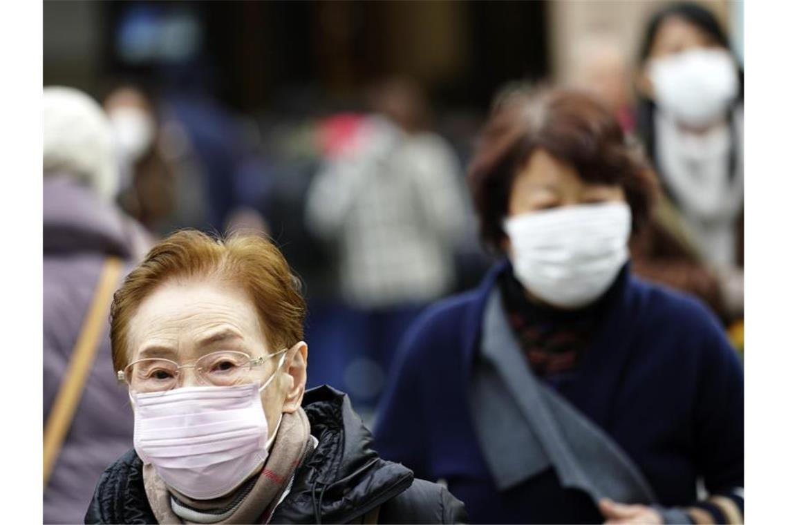 Shopping mit Schutzmasken in Tokio: Auch in Japan ist die neue Lungenkrankheit schon aufgetreten. Foto: Eugene Hoshiko/AP/dpa