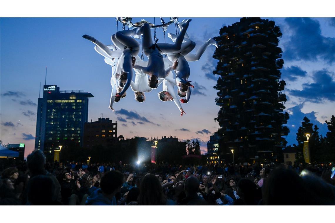 Bilder des Tages Show des Sylphes Aerial Ballet bei der Eröffnungsvorstellung des drei Tage dauernden Bam Circus im Porta Nuova Park.