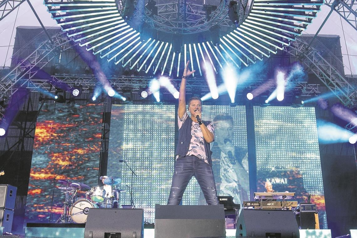 Pur in Aspach: Wie ein Klassentreffen mit Schülerband Show ohne Schnickschnack: Pur verzichten beim Open-Air-Konzert in Aspach auf spektakuläre Effekte und setzen auf ihren reich gefüllten Hit-Fundus. Fotos: A. Becher