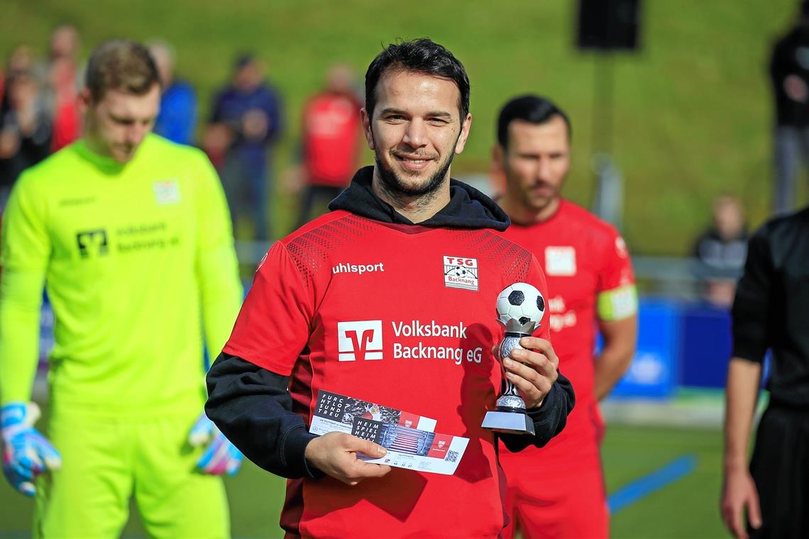 Shqiprim Binakaj freut sich über den Pokal und die beiden VfB-Tickets. Foto: A. Becher