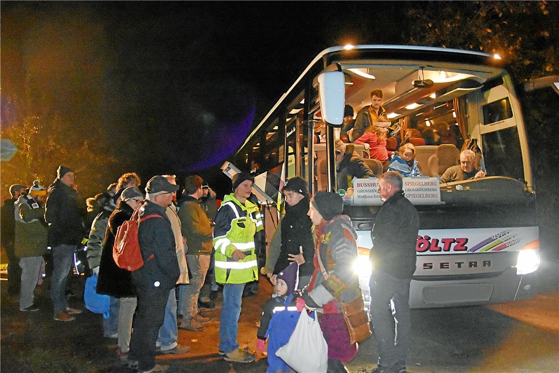 Shuttlebusse brachten die Besucher aus Spiegelberg und Sulzbach an der Murr hina...