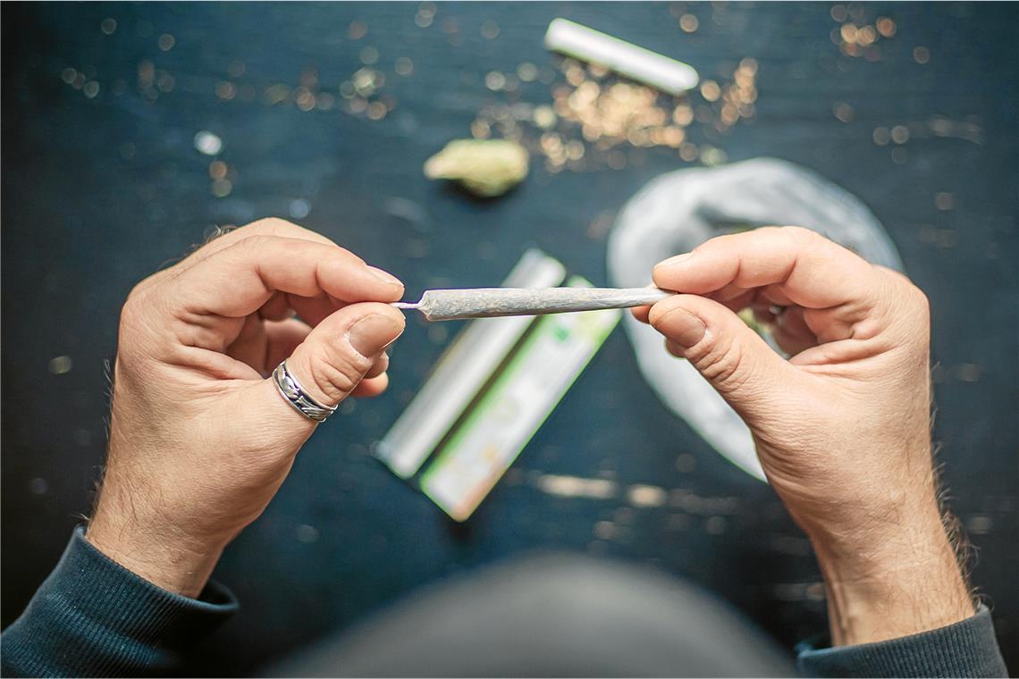 Polizei und Co. stellen sich auf Legalisierung ein Sich einen Joint drehen und rauchen, das geht nun, auch ohne sich dabei vor der Polizei verstecken zu müssen. Symbolfoto: Stock Adobe/guruXO