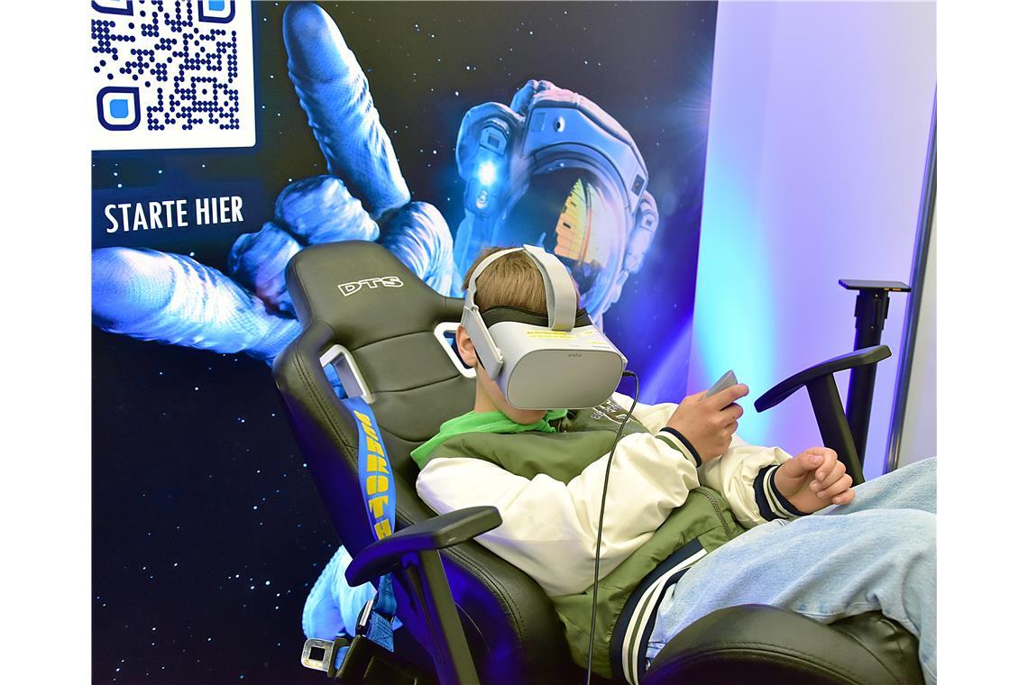 Sich einmal als Astronaut fühlen. Die Simulation bei Tesat macht es möglich. Lei...