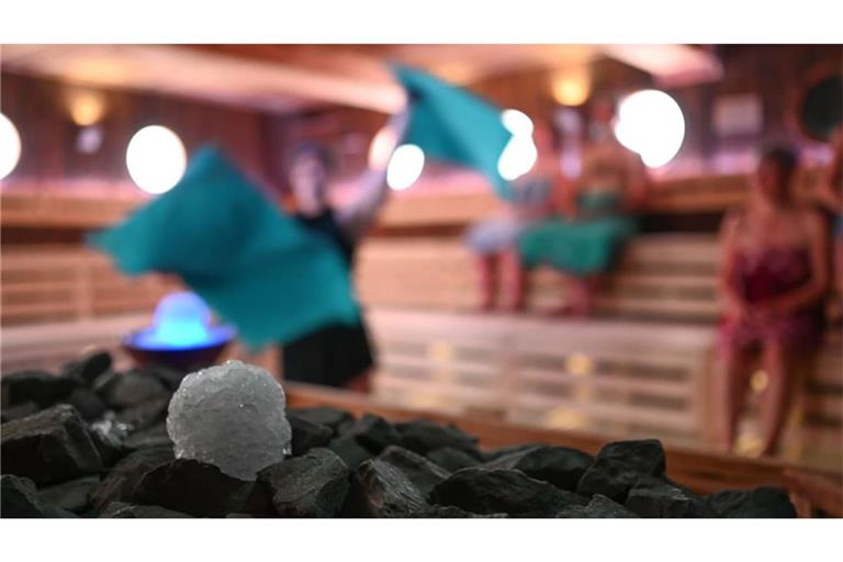 Sich in der Sauna so richtig entspannen – das ist praktisch unmöglich, wenn man ständig befürchten muss, nackt gefilmt zu werden, ohne dass der Täter zur Rechenschaft gezogen wird. Deshalb fordern auch Saunabetreiber mittlerweile klare strafrechtliche Regelungen.