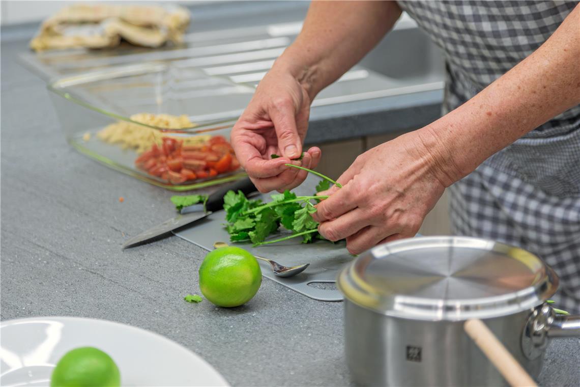 Sich kleine Ziele zu stecken, wie einmal pro Woche Gemüse vorzuschneiden, kann bereits zu mehr Achtsamkeit beitragen. Foto: Stefan Bossow