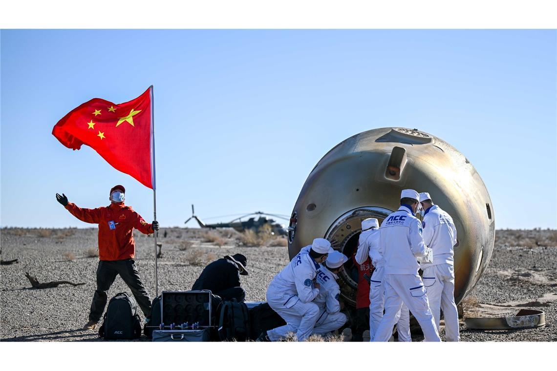 Sicher gelandet: Drei chinesische Astronauten sind nach einem halben Jahr im All zurück auf der Erde. Nach ihrem Einsatz auf der Raumstation "Tiangong" haben sie den chinesischen Landeplatz in Dongfeng erreicht.