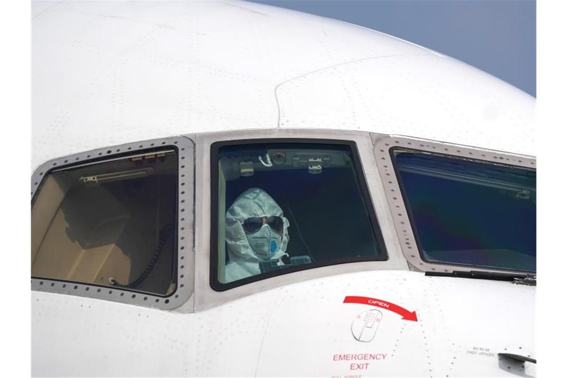 Deutsche aus Coronavirus-Gebiet in Frankfurt angekommen Sicher ist sicher: Ein Pilot im Schutzanzug parkt einen Jet auf dem internationalen Flughafen Wuhan-Tianhe. An Bord: 60 Tonnen medizinisches Material. Foto: Cheng Min/XinHua/dpa