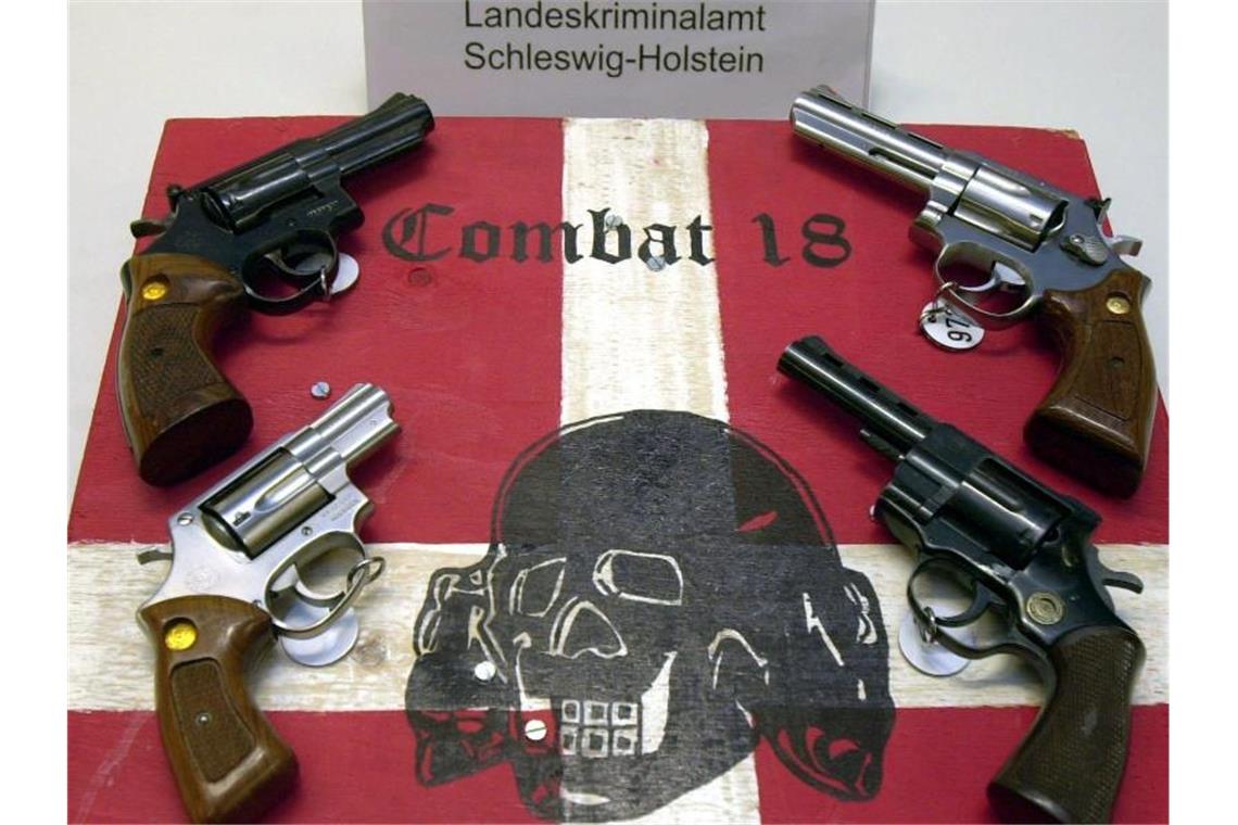 Sichergestellte Waffen der Neonazi-Gruppe „Combat 18“ im schleswig-holsteinischen Landeskriminalamt in Kiel. Foto: Horst Pfeiffer/dpa/Archivbild