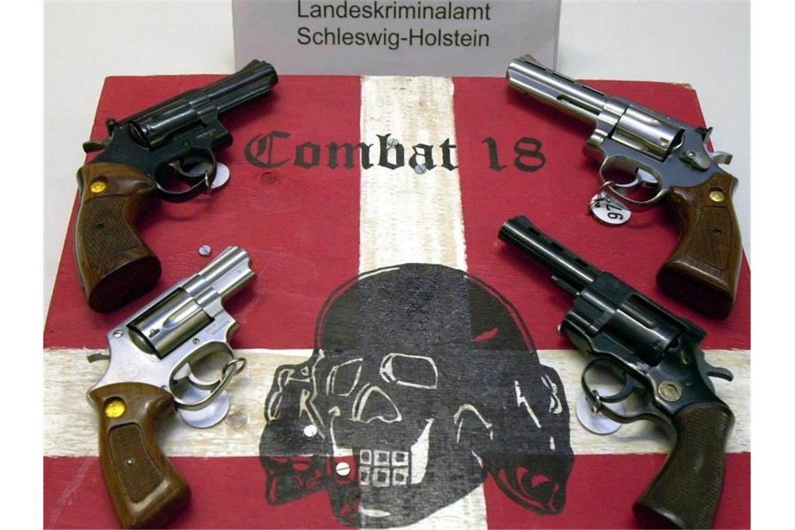 Verbot von „Combat 18“: Innenministerium mahnt zur Sorgfalt Sichergestellte Waffen des Neonazi-Netzwerks „Combat 18“ in Kiel. Foto: Horst Pfeiffer/Archiv