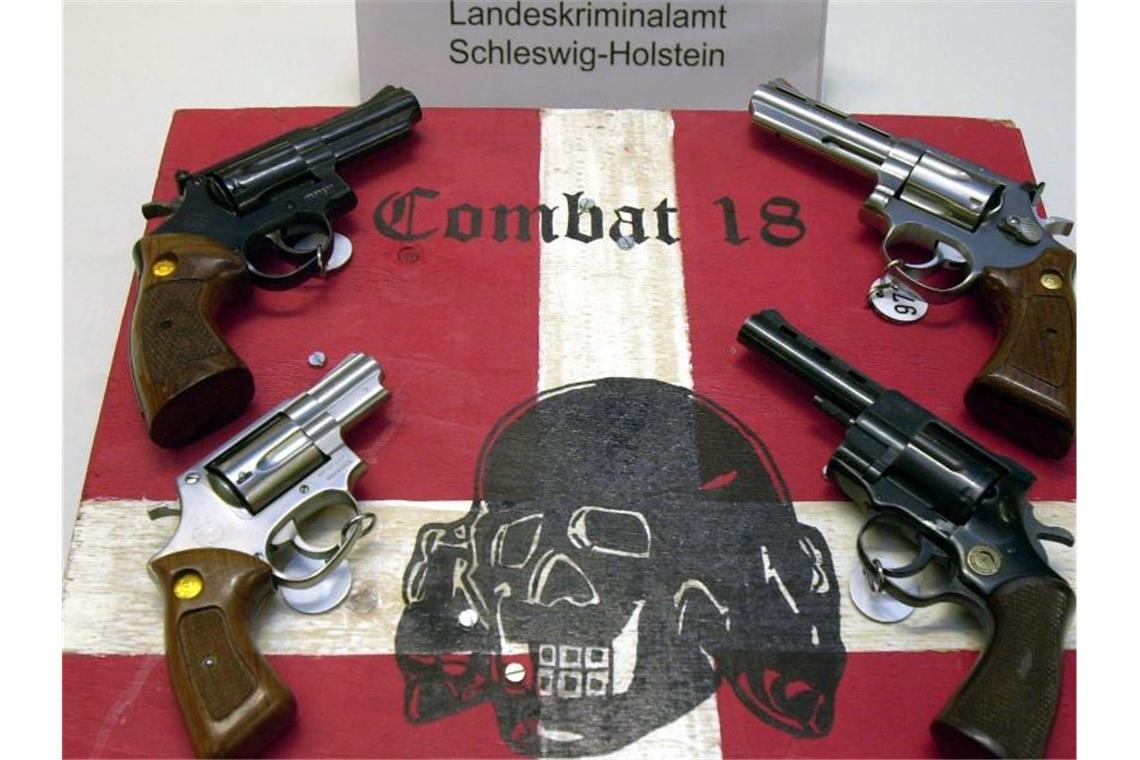 Sichergestellte Waffen und ein Schild der Neonazi-Gruppe „Combat 18“ im schleswig-holsteinischen Landeskriminalamt. Foto: Horst Pfeiffer/Archiv