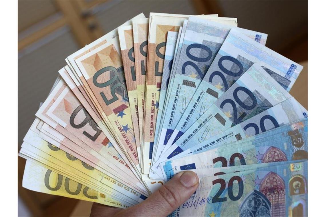 Sichergestelltes Falschgeld. Europol hat eine Geldfälscherbande überführt, die mehr als drei Millionen Banknoten im Wert von 233 Millionen Euro hergestellt und in Umlauf gebracht haben soll. Foto: Bernd Wüstneck/zb/dpa