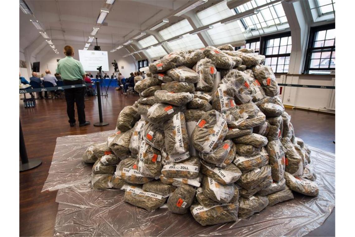 Drogenhandel im Netz wird professionell Sichergestelltes Marihuana im Zollfahndungsamt München. Foto: Peter Kneffel/dpa