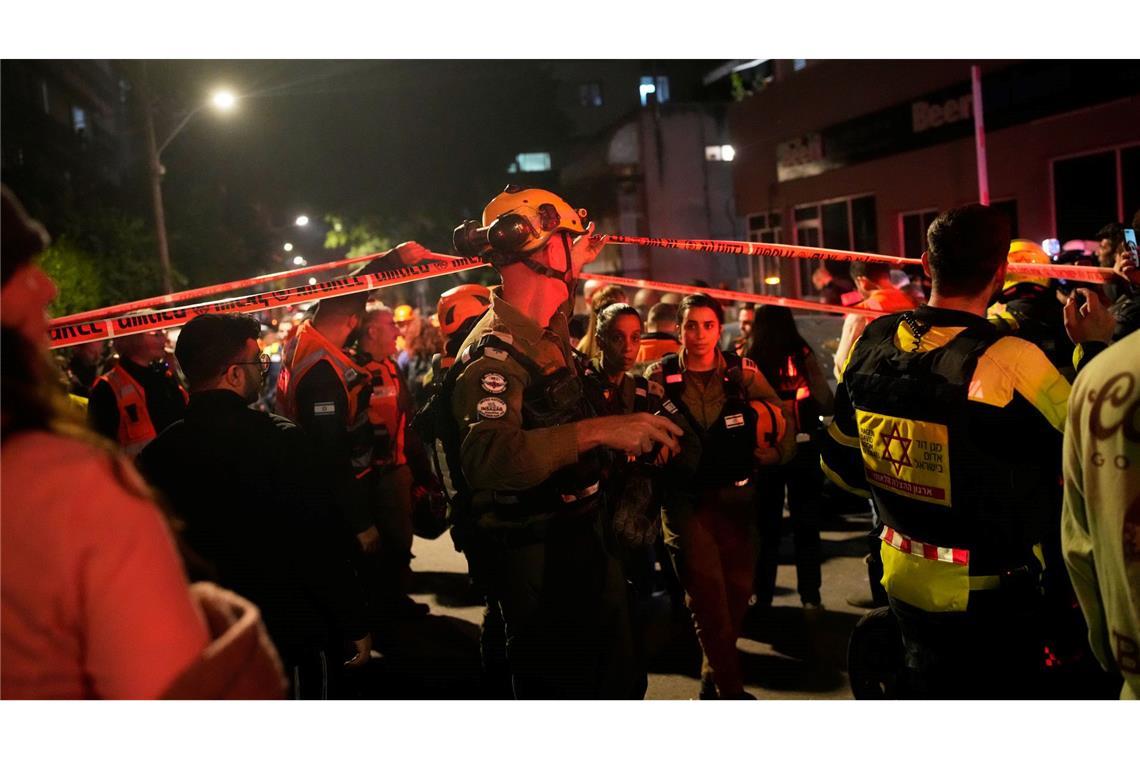 Sicherheits- und Rettungskräfte eilen zu der Einschlagstelle.