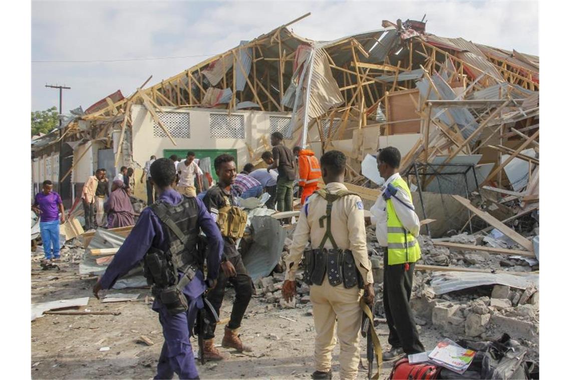 Sicherheits- und Rettungskräfte suchen nach Opfern am Ort der Explosion. Foto: Farah Abdi Warsameh/AP/dpa