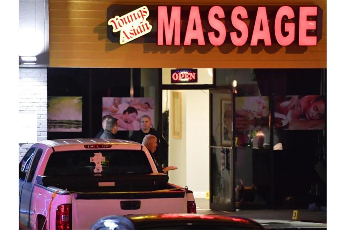 Sicherheitsbehörden am Tatort in Acworth: Der Verdächtige gibt an, in der Vergangenheit selbst Massage-Salons besucht zu haben. Foto: Mike Stewart/AP/dpa