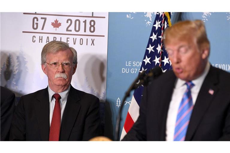 Sicherheitsberater John Bolton (l.) bei einer Rede von Trump am 9. Juni 2018. Bolton soll geheime Infos zur US-Verteidigung weitergegeben haben.  zu.