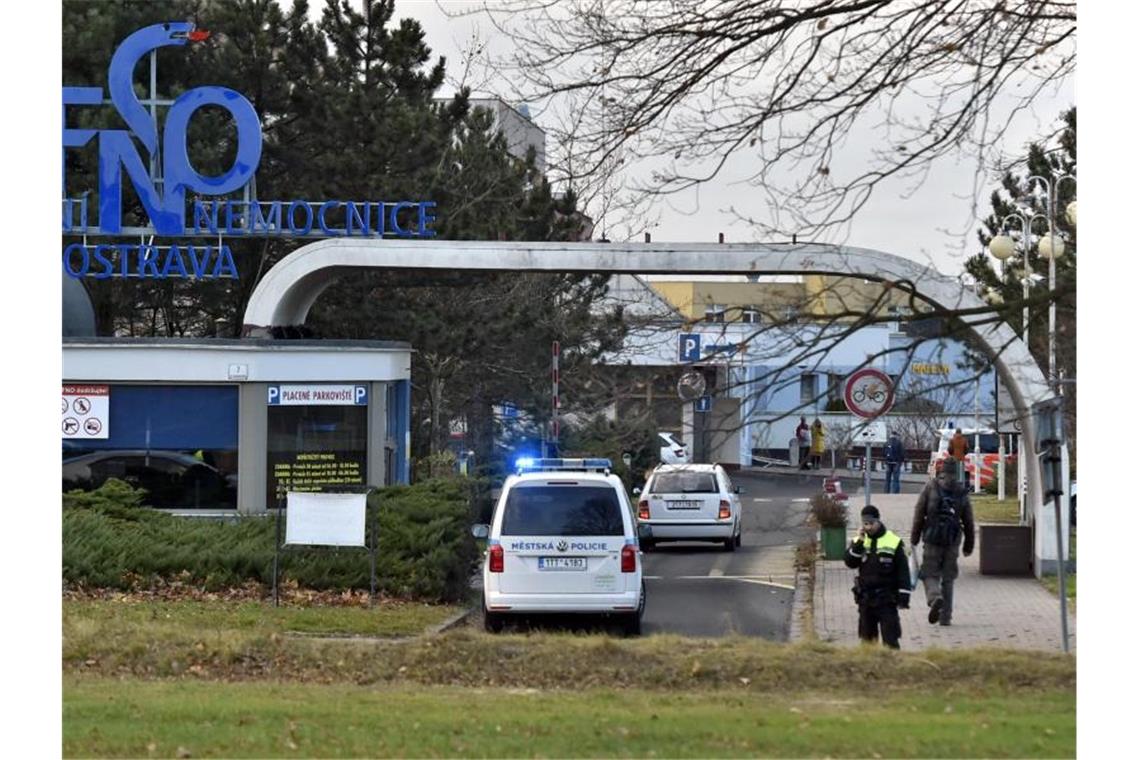 Sieben Tote nach Schüssen in Klinik an tschechischer Grenze Sicherheitskräfte auf dem Gelände des Universitätsklinikums in Ostrava. Foto: Jaroslav Oana/CTK/dpa