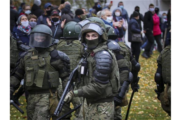 Sicherheitskräfte blockieren eine Straße vor Demonstranten während einer Kundgebung der belarussischen Opposition. Foto: Uncredited/AP/dpa