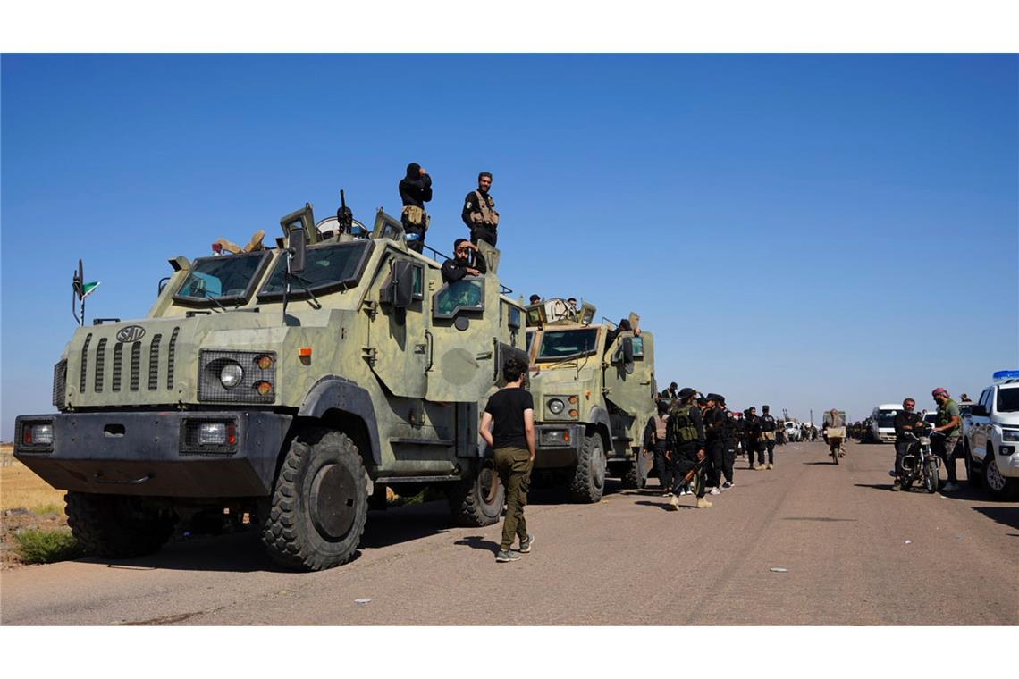 Syrische Armee beginnt mit Abzug aus Suwaida Sicherheitskräfte der syrischen Regierung versammeln sich am Rande der Provinz Suwaida, wo es zu Zusammenstößen bewaffneter Gruppen gekommen ist.