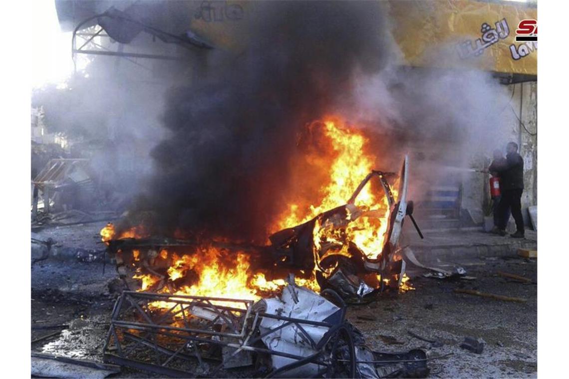 Autobombe explodiert in Assad-Hochburg Latakia Sicherheitskräfte entschärften nach der Explosion eine weitere Bombe. Foto: SANA/AP