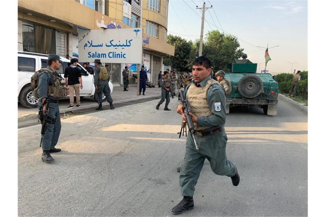 Sicherheitskräfte erreichen den Anschlagsort in Kabul. Foto: Rahmat Gul/AP